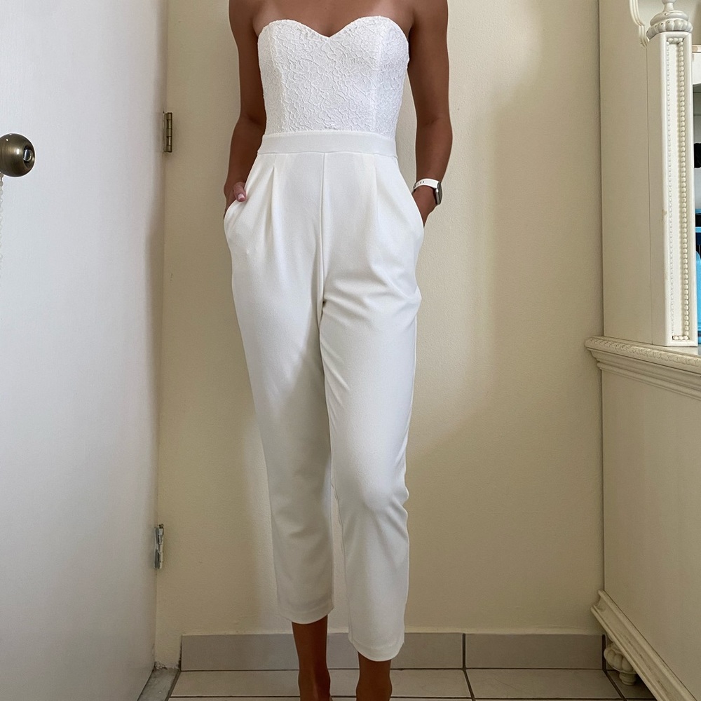 Express creamy white jumpsuit with pockets/ Size 6